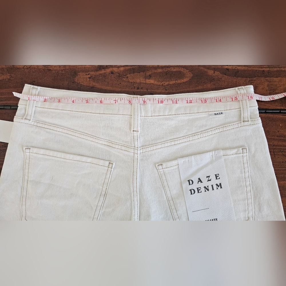 NWT Daze Women's Cotton White Denim Frayed Hem Jean Shorts Size 28 - 3" Inseam - Picture 7 of 7